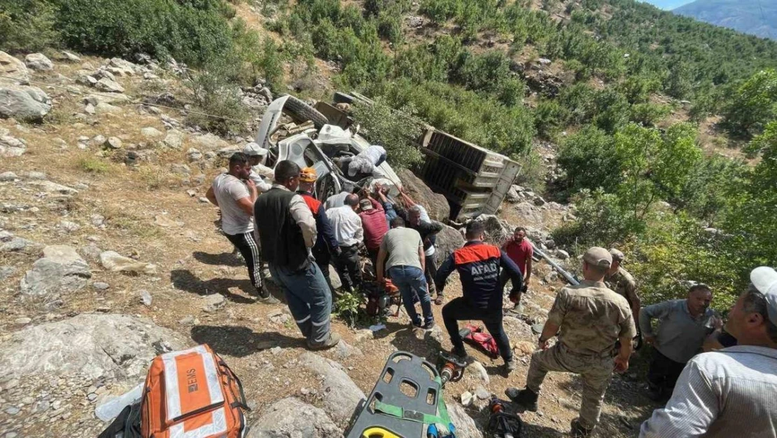 Devrilen kamyonetin altında kalan sürücü yaralandı