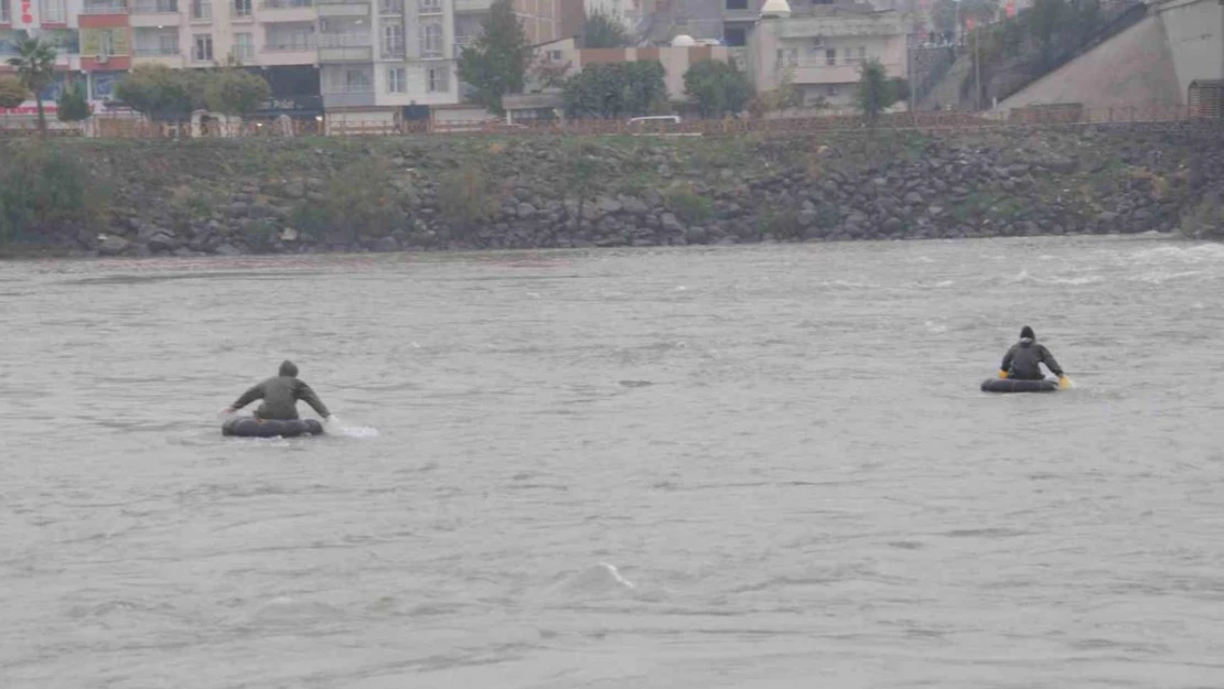 Dicle Nehri'ne atlayan kız kardeşlerden biri kurtarıldı, diğeri aranıyor