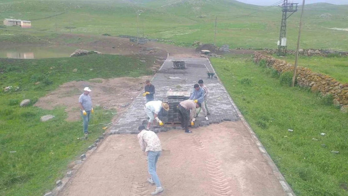 Digor'da köylere kilit parke taş yol yapılıyor