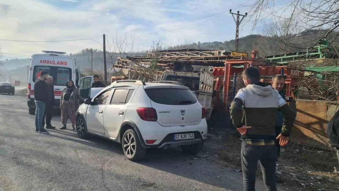 Direksiyon başında uyuyunca park halindeki kamyonete çarptı: 2 yaralı