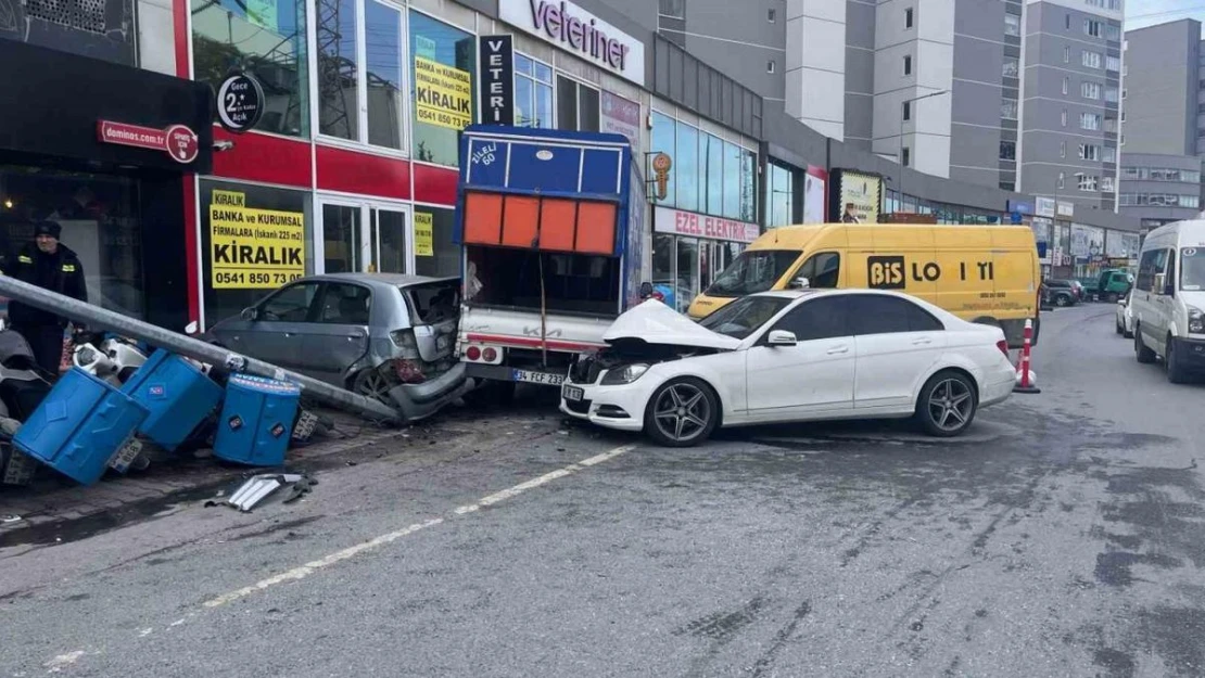 Direksiyon hakimiyetini kaybeden sürücü ortalığı birbirine kattı