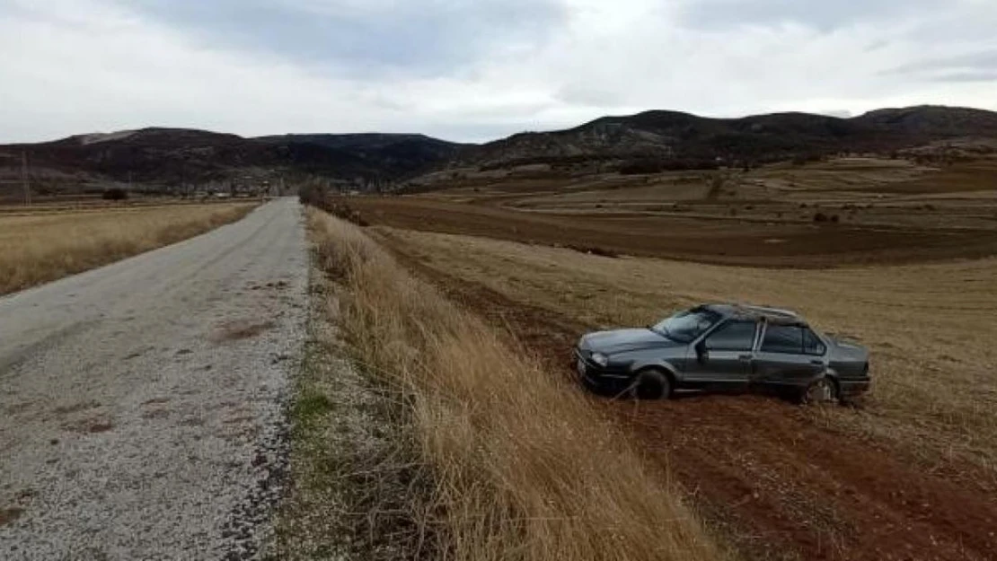 Direksiyon hakimiyetini kaybetti, takla atarak tarlaya uçtu