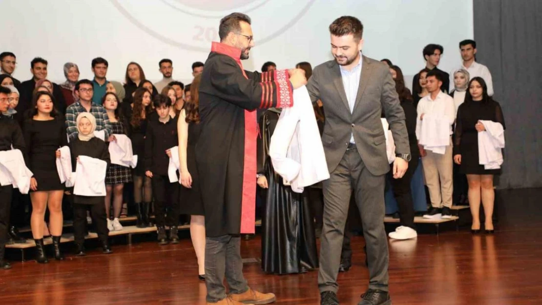 Diş hekimi adayları beyaz önlük giydi