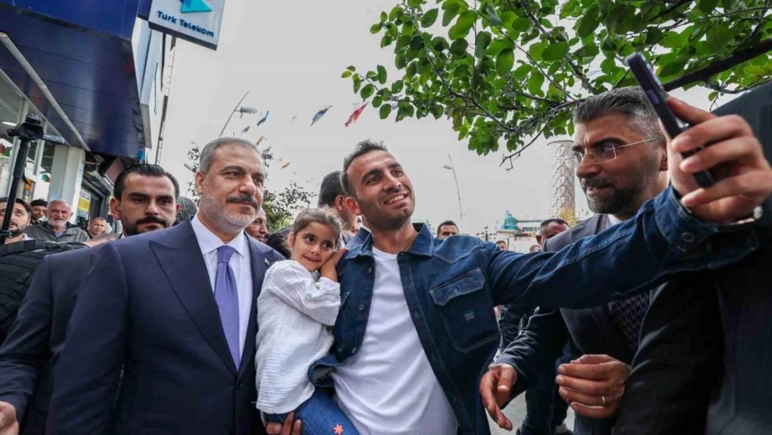 Dışişleri Bakanı Hakan Fidan, Erzurum'da esnafı ziyaret etti, STK temsilcileri ile bir araya geldi