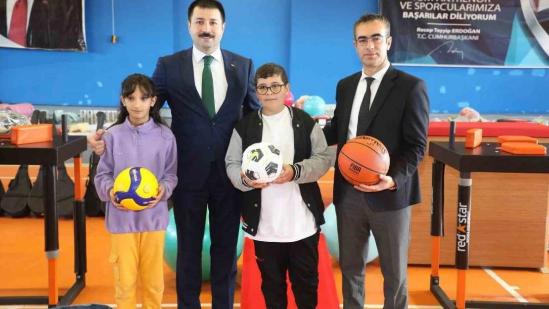 Diyadin'de gençlere spor malzemesi desteği