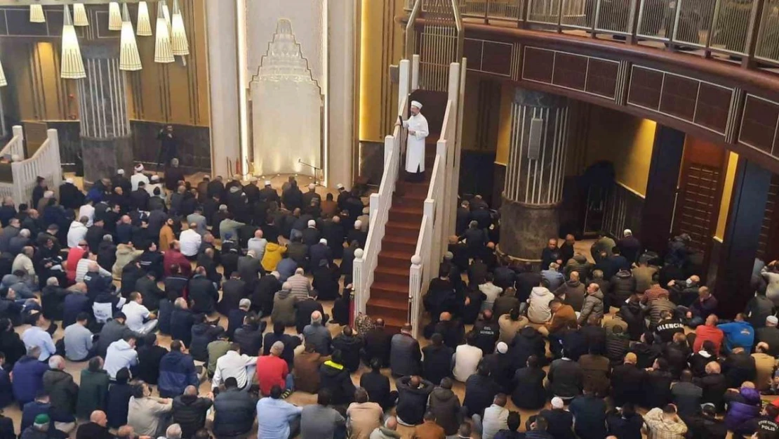 Diyanet İşleri Başkanı Ali Erbaş, Taksim Camii'nde hutbe verdi