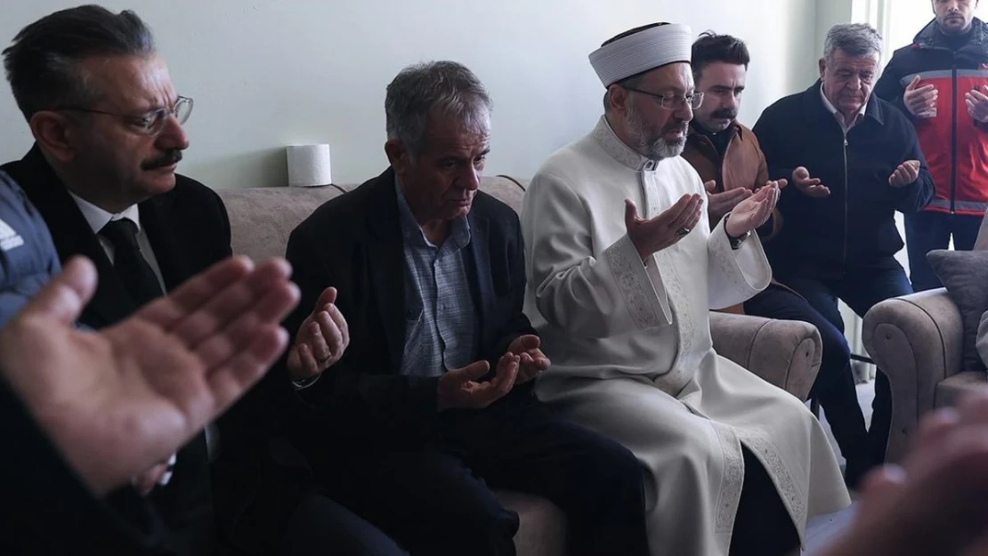 Diyanet İşleri Başkanı Erbaş ve Vali Aksoy şehidin evini ziyaret etti