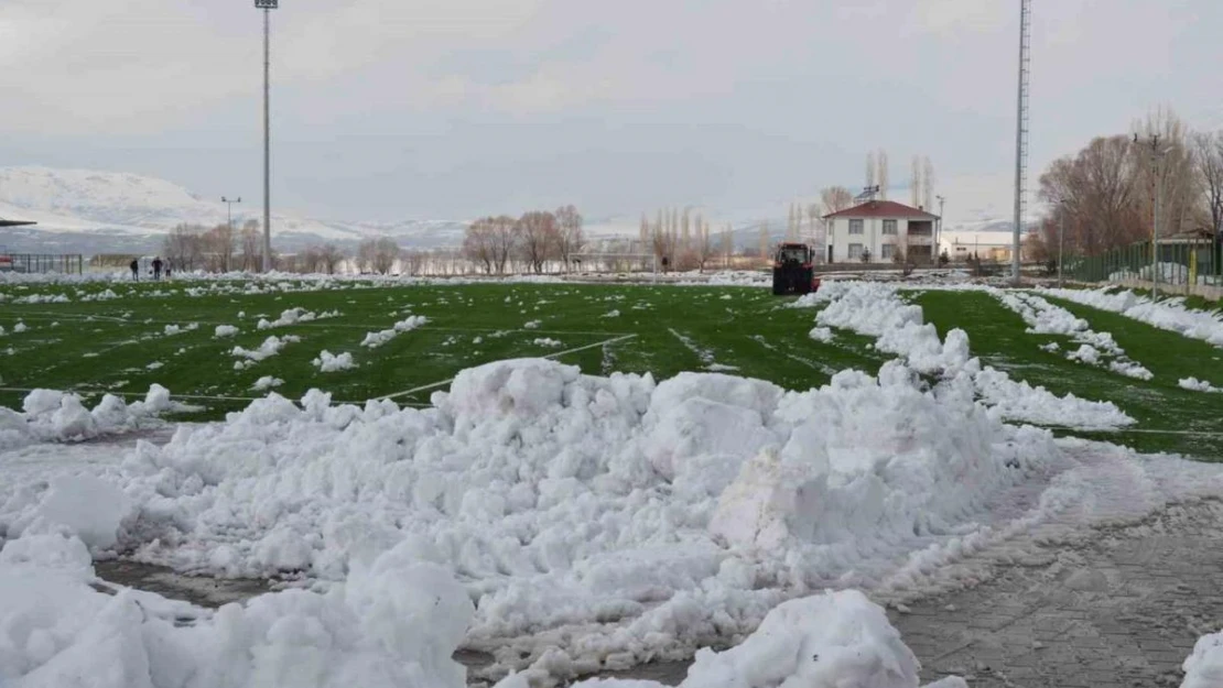 Diyarbakır Çınarspor ile Yeşil Vartospor maçı öncesi saha kardan temizlendi