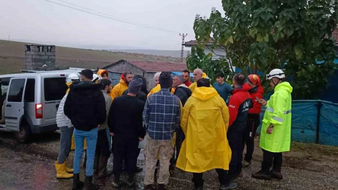 Diyarbakır'da ahır ve samanlıkları su bastı