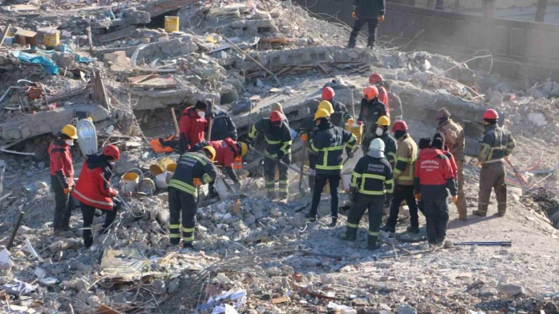 Diyarbakır'da depremde 100 kişiye mezar olan Hisami Apartmanı davasında 3 tutuklama