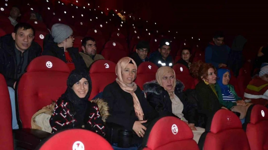 Diyarbakır'da engelli vatandaşlara sinema keyfi