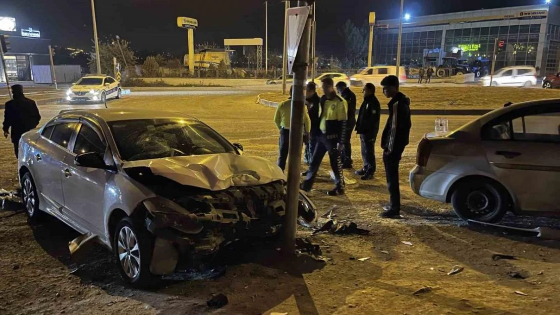 Diyarbakır'da kırmızı ışık ihlali kaza getirdi: 1'i çocuk 5 yaralı