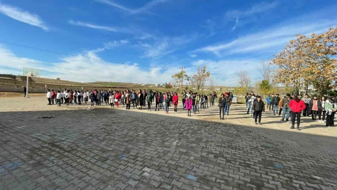 Diyarbakır'da öğrenciler Filistin için 'Aksa Çocuk Marşı' ve 'Kardan Aydınlık' ezgisini seslendirdi