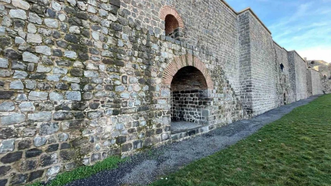 Diyarbakır'da surlardan düşen çocuk ağır yaralandı