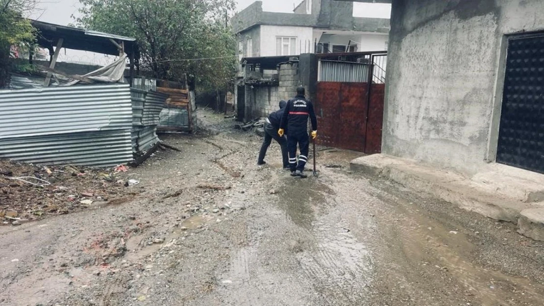 Diyarbakır'da yağış sonrası sokaklarda temizlik yapıldı