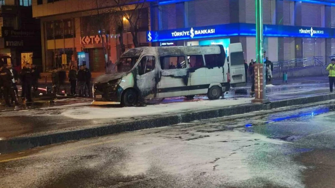 Diyarbakır'da yolcu minibüsü alev topuna döndü: Yolcular tahliye edildi