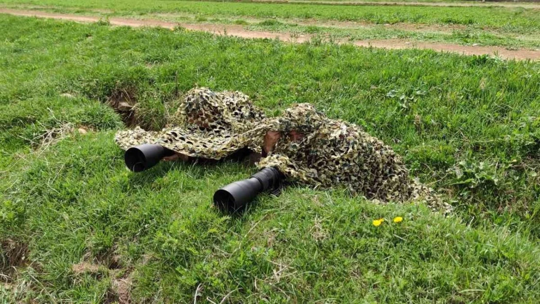 Doğa fotoğrafçıların sabırla çekecekleri o anı saatlerce bekliyor