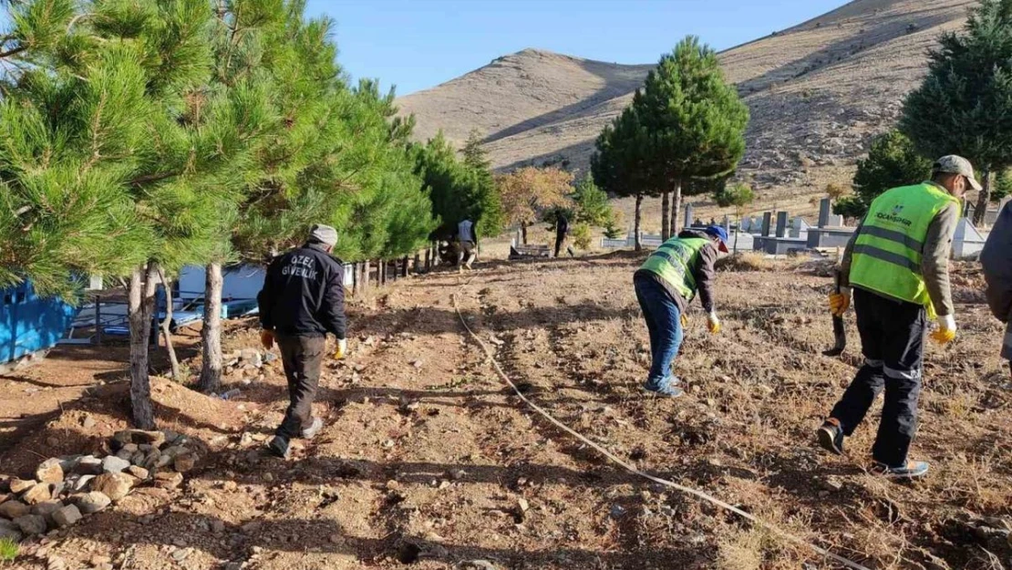 Doğanşehir Belediyesi 39 mahallede mezarlık temizliği yapıyor