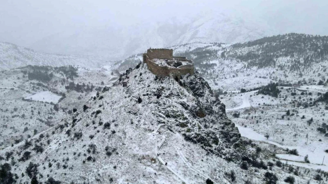 Doğu Karadeniz'in en görkemli kalesine kar altında doğa yürüyüşü