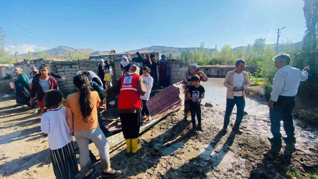 Doğubayazıt'ta sel, felakete yol açtı... Türkiye-İran kara yolu kapandı...