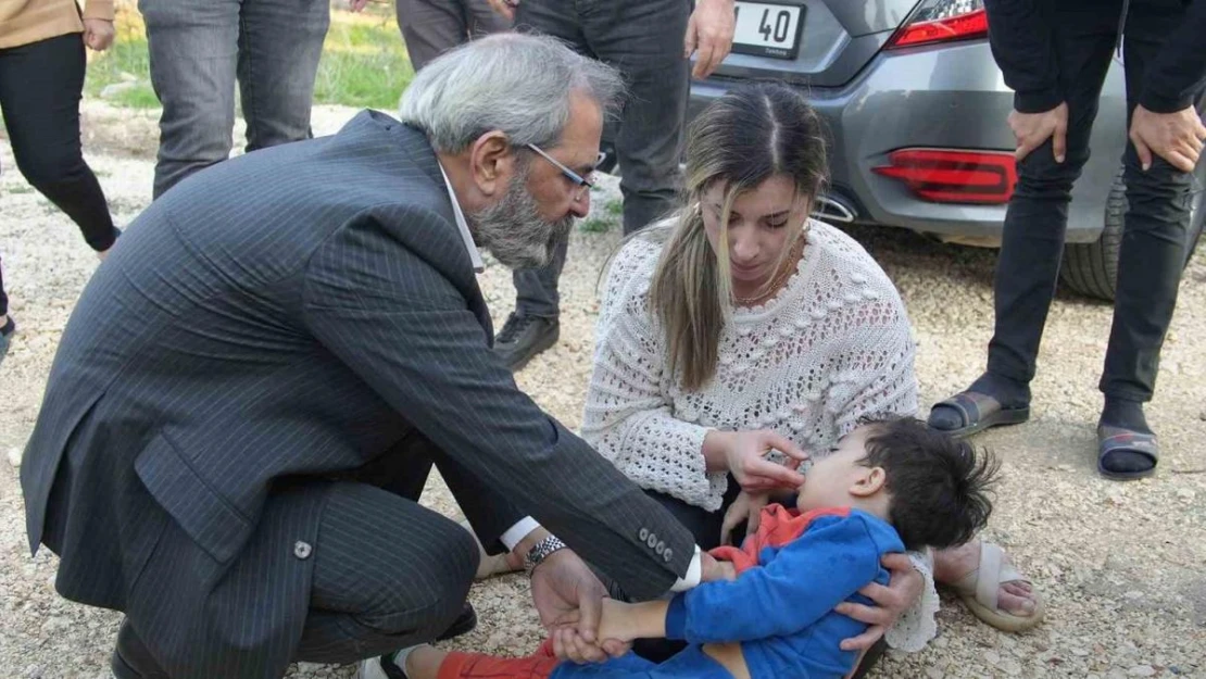 Doktor Başkan rahatsızlanan çocuğa müdahale etti