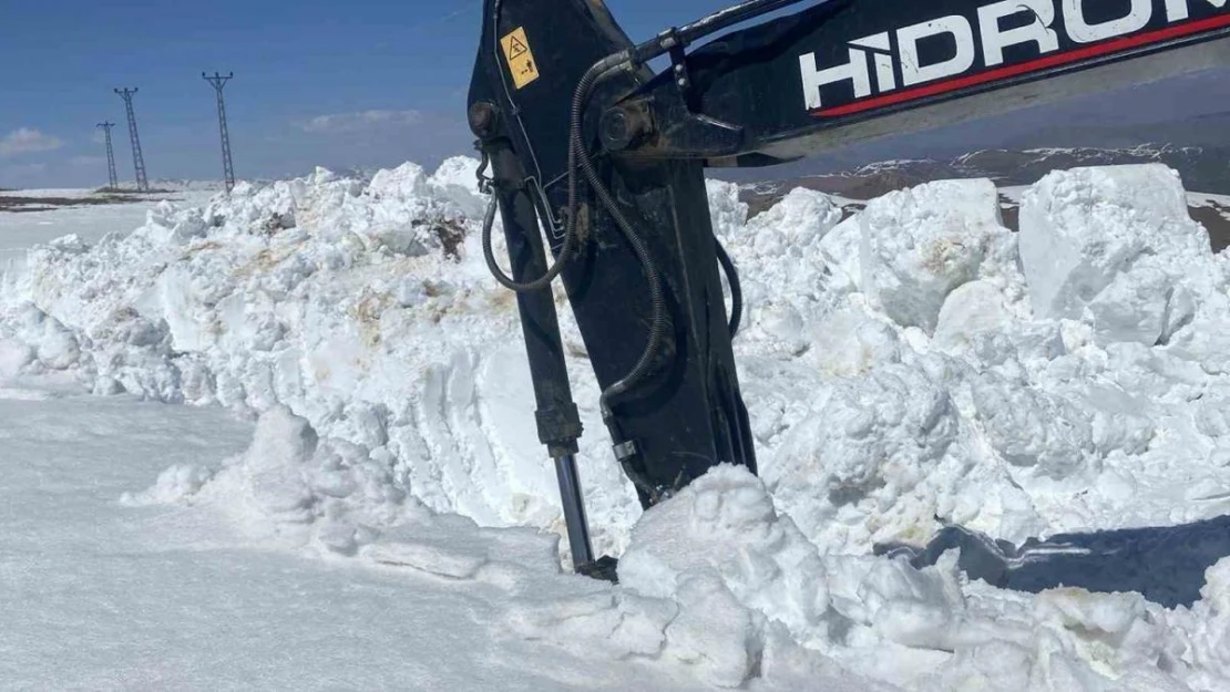 Doski Vadisi'nde 5 metreyi bulan karda yol açma çalışması