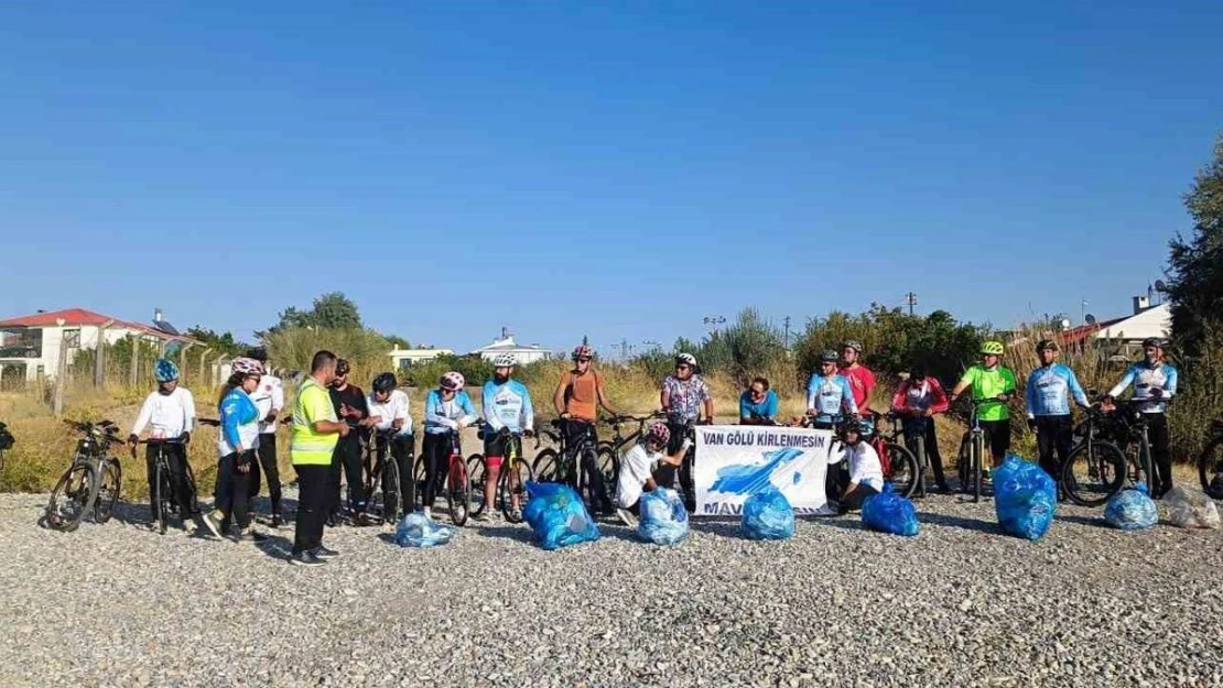 Dünya kıyı günü dolayısıyla Van Gölü sahilinde çüp topladılar