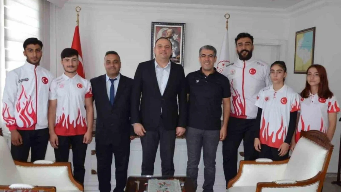 Dünya kupasına gidecek sporculardan Kaymakam Demir'e ziyaret