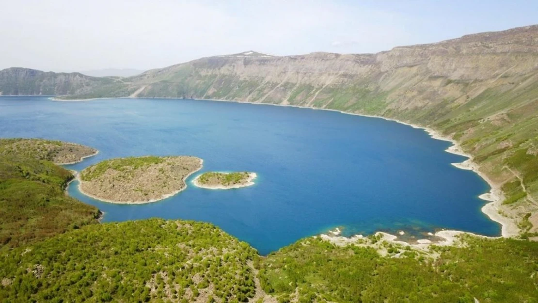 Dünyanın ikinci büyük krater gölünde turizm sezonu açıldı