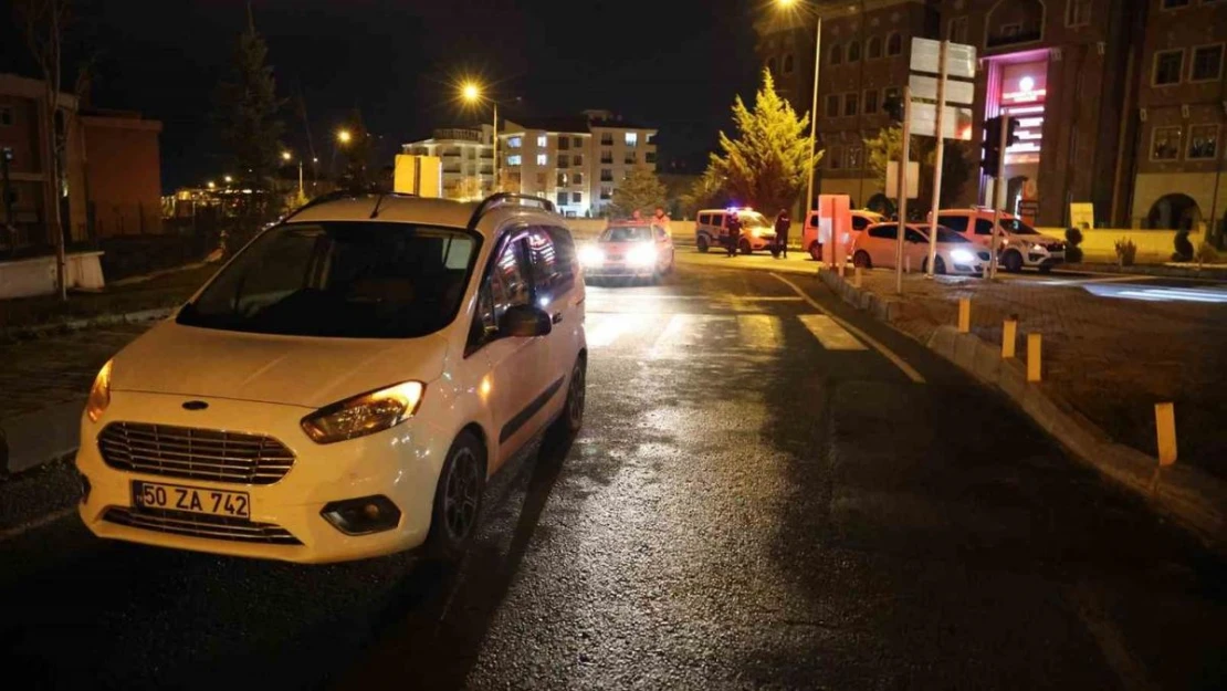 Dur ihtarına uymayan aracı, polis ekipleri ateş ederek durdurdu