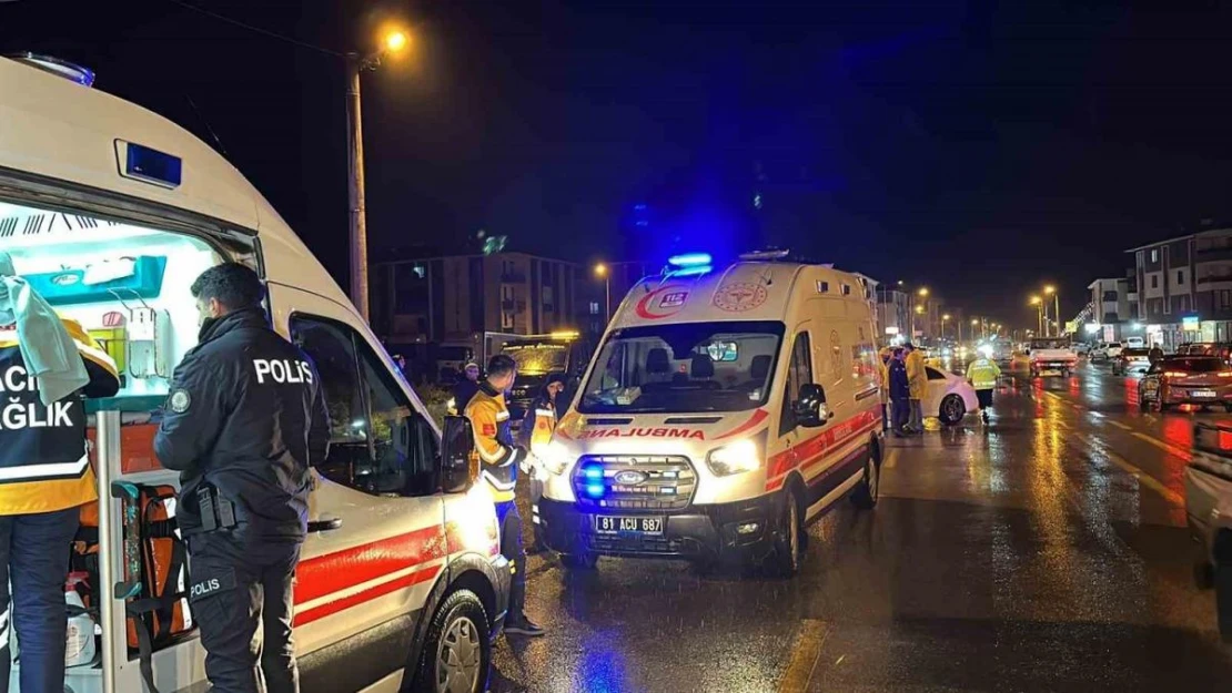 Düzce'de lüks otomobil pikapla çarpıştı: 1'i çocuk 5 yaralı