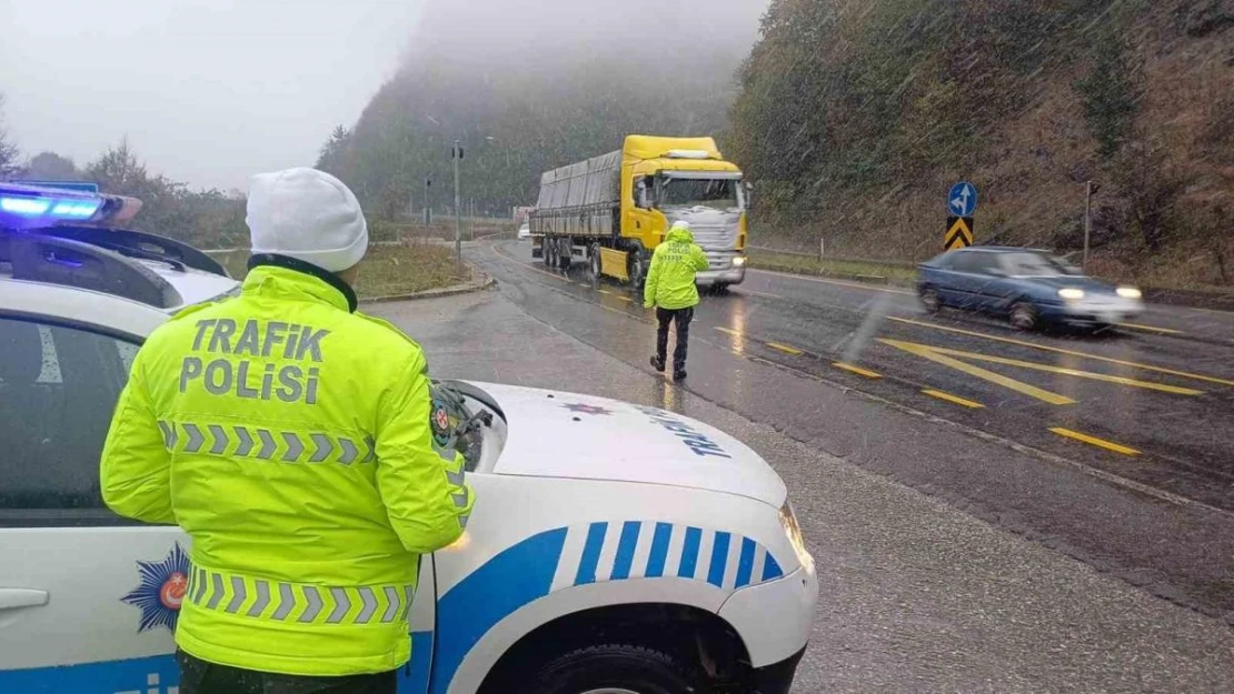 Düzce'de trafik ekiplerinin kar mesaisi başladı