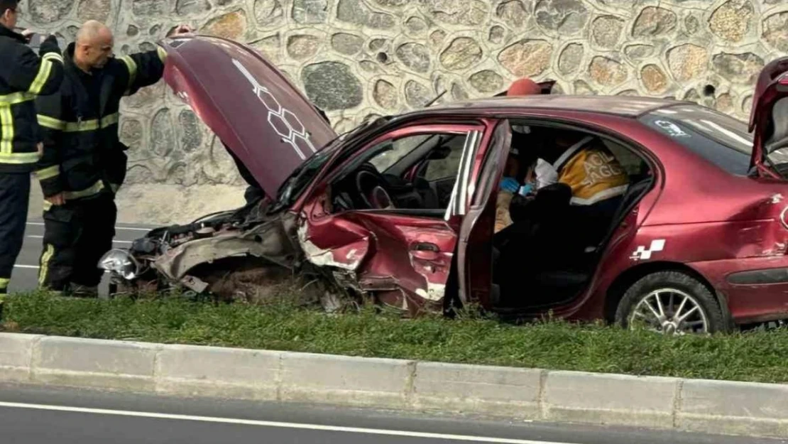 (Düzeltme) Kapaklı'da 3 araçlı zincirleme kaza: 2 yaralı