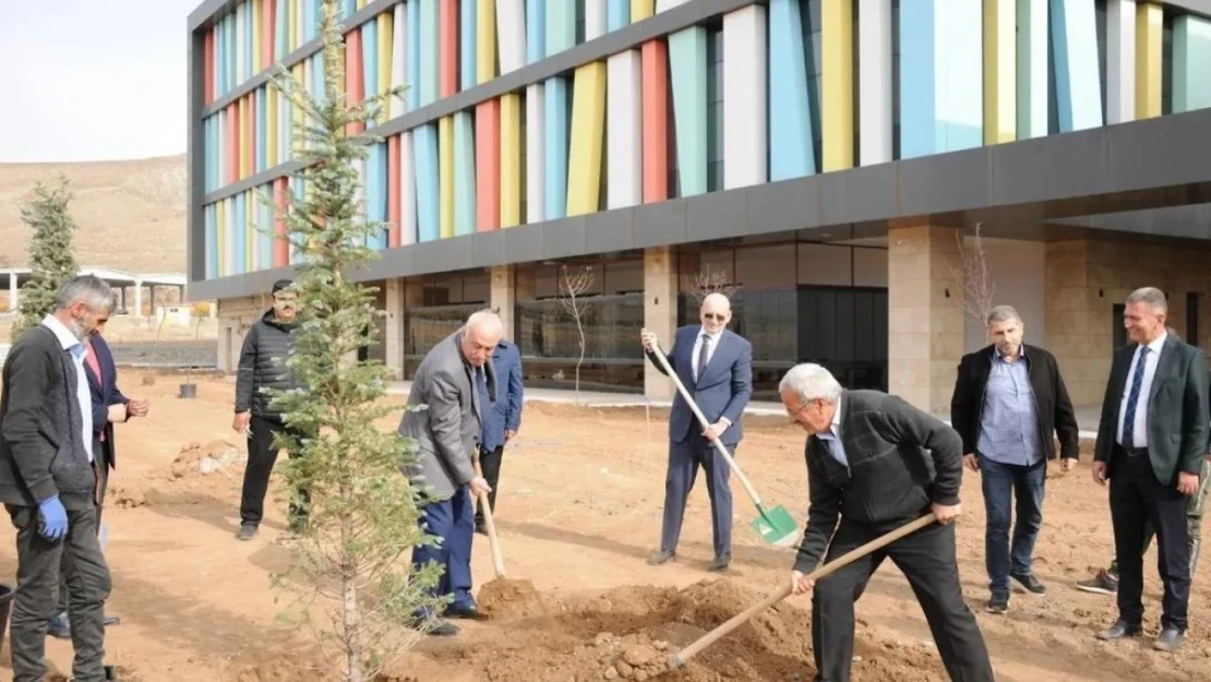 EBYÜ'de fidanlar toprakla buluştu