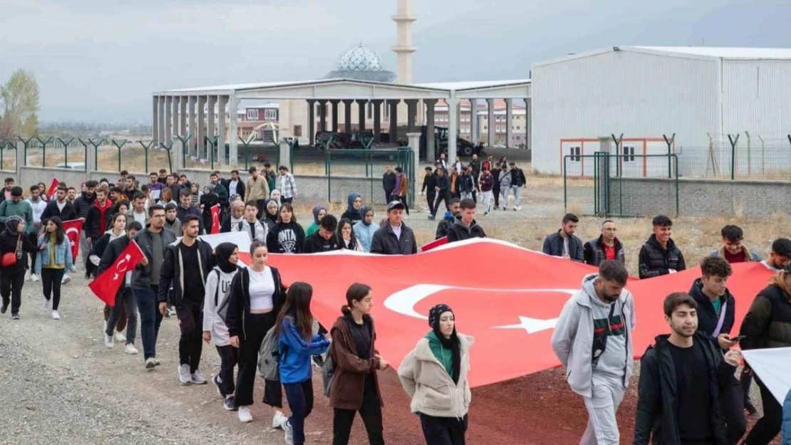 EBYÜ'de trekking ve bayrak açma etkinliği düzenlendi