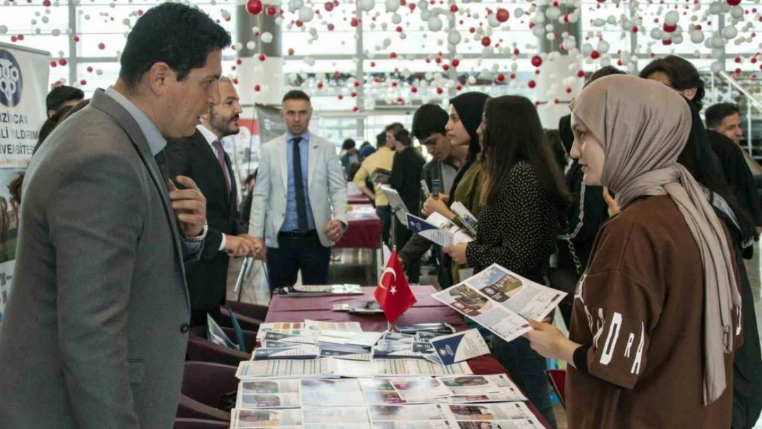 EBYÜ'lü akademisyenler üniversite adayı gençlerle buluştu