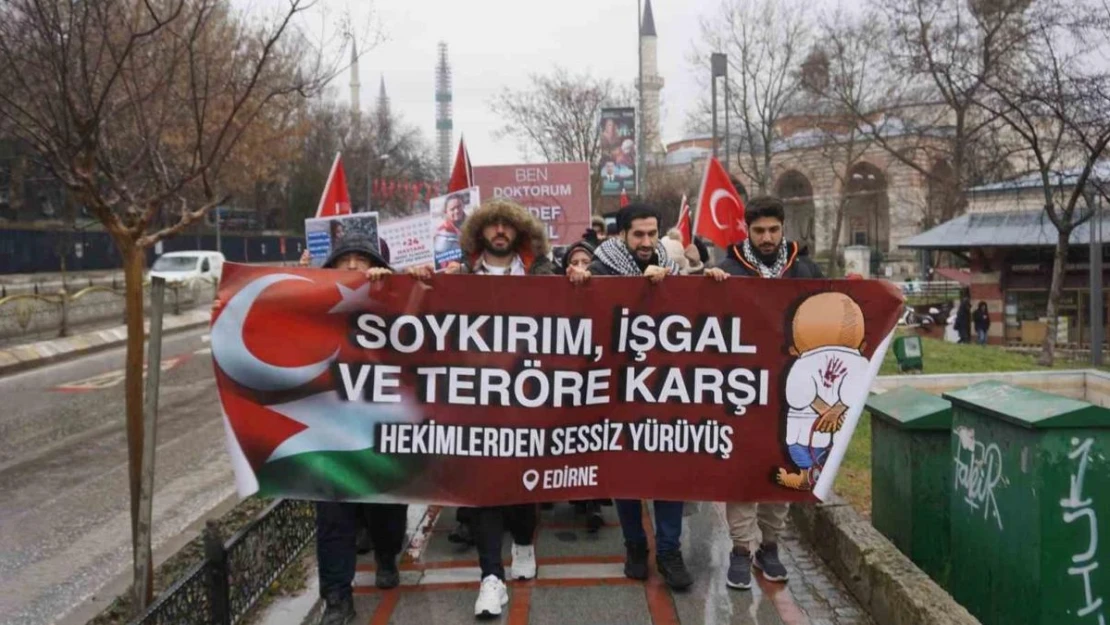 Edirne'de Tıp Fakültesi öğrencilerinden yağmur altında sessiz yürüyüş