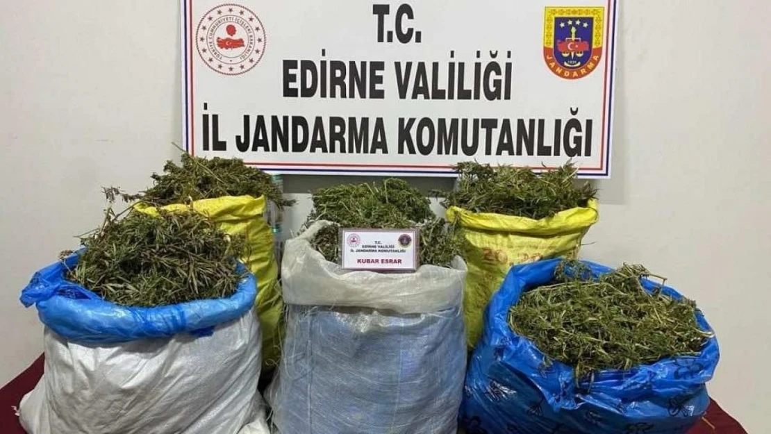 Edirne jandarması Meriç Nehri'nde şişme bot içinde uyuşturucu ele geçirdi