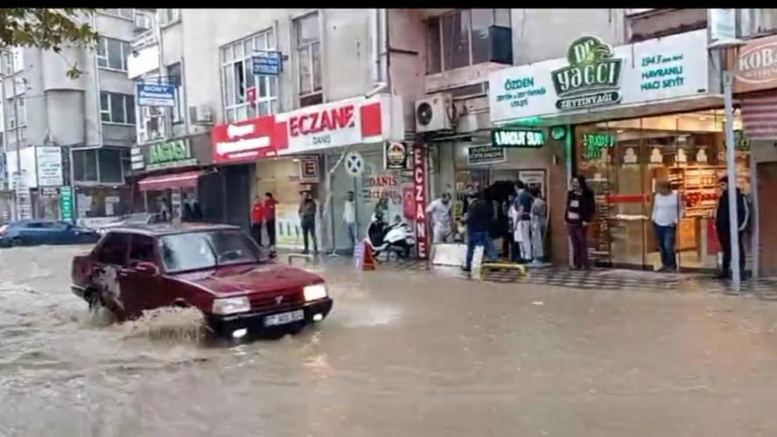 Edremit'te 5 dakika sağanak yağış hayatı felç etti...Yollar göle döndü