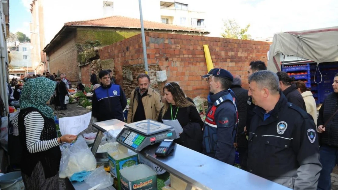 Edremit zabıtadan pazar yerinde gıda denetimi