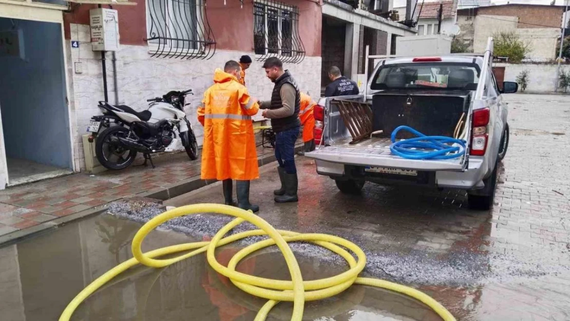 Efeler Belediyesi, yağıştan mağdur olan vatandaşlar için seferber oldu