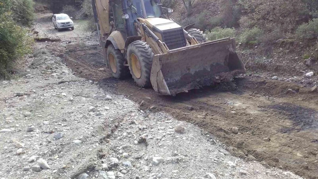 Efeler'de bozulan yollara anında müdahale