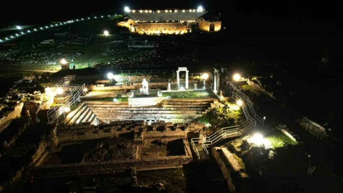 Efes'ten sonra gece ziyaretlerine açılan Hierapolis ve Pamukkale'nin yeni imajı mest etti