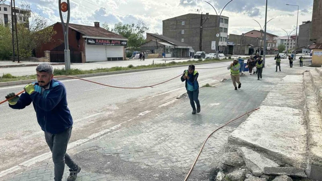 Ekipler fiber optik kablosunu 2 kilometre taşıdılar