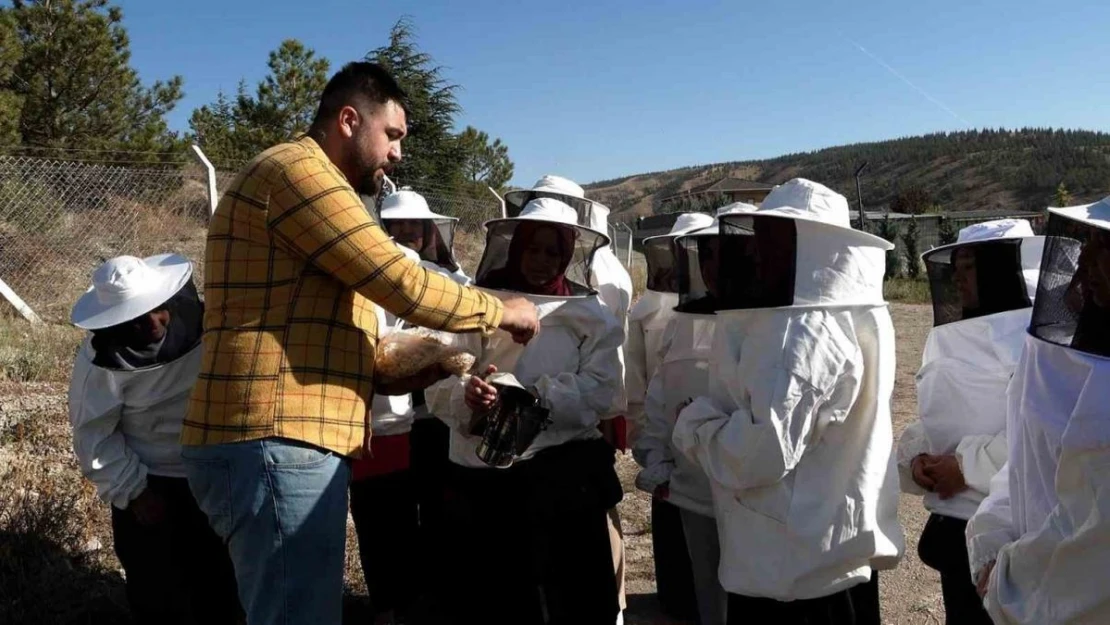 Ekolojik Köy'de arıcılık eğitimi