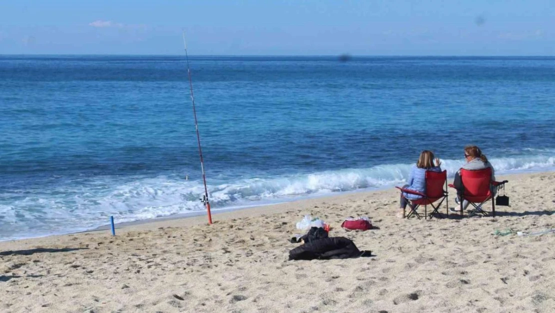 Eksi 20'den artı 20 dereceye gelen turistler Alanya'da denizden çıkmadı