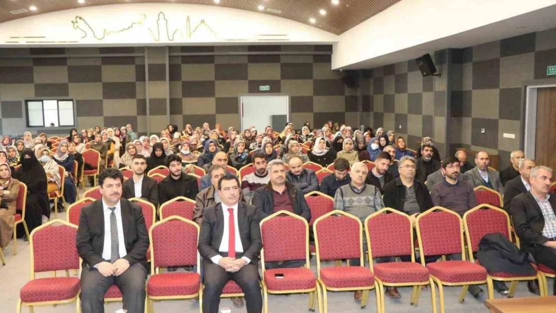 Elazığ'da 'Örgün Eğitimle Birlikte Hafızlık Projesinin Anlamı' konferansı