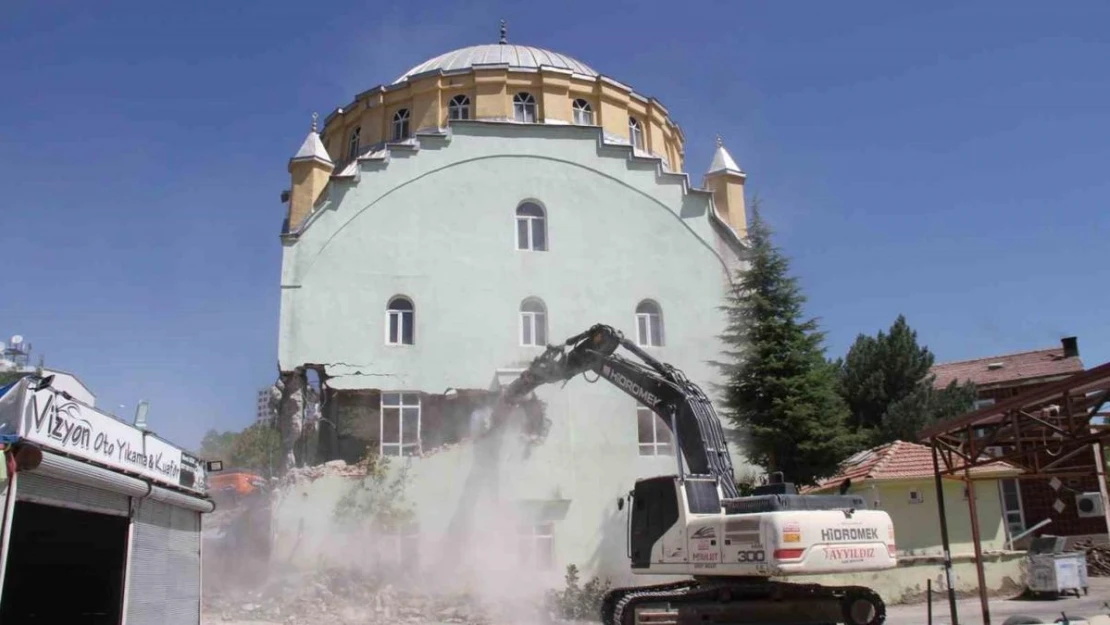 Elazığ'da 50 yıllık caminin yıkımına başlandı