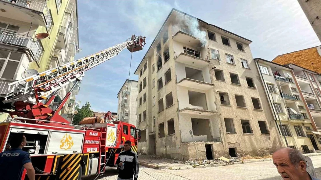 Elazığ'da ağır hasarlı binada yangın