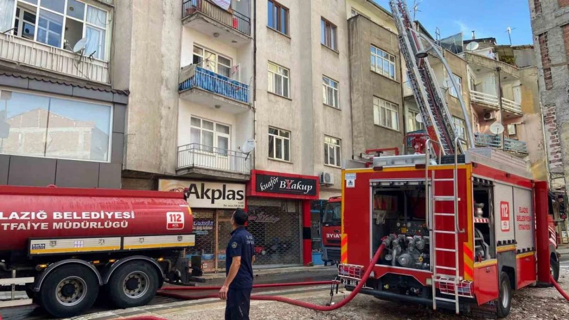 Elazığ'da çatı yangını